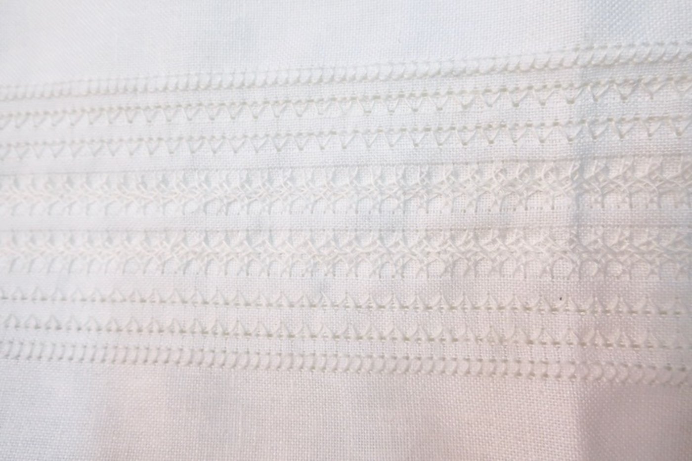 Weisser Faden auf weissem Stoff: Weissstickerei.