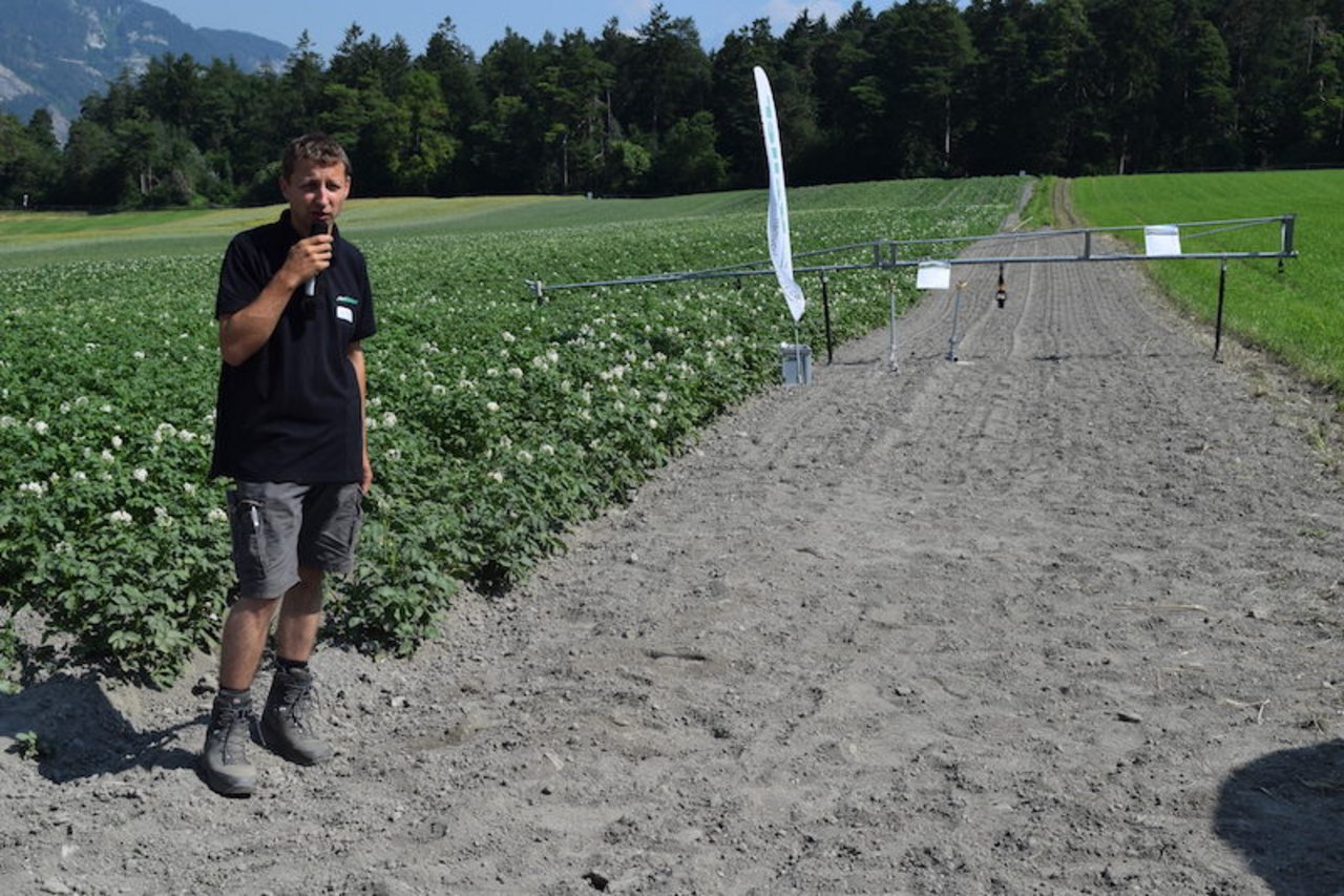 Lukas Keller, Keller Technik AG, stellte Bewässerungssysteme vor. Hinten im Bild ein Beregnungsbalken.