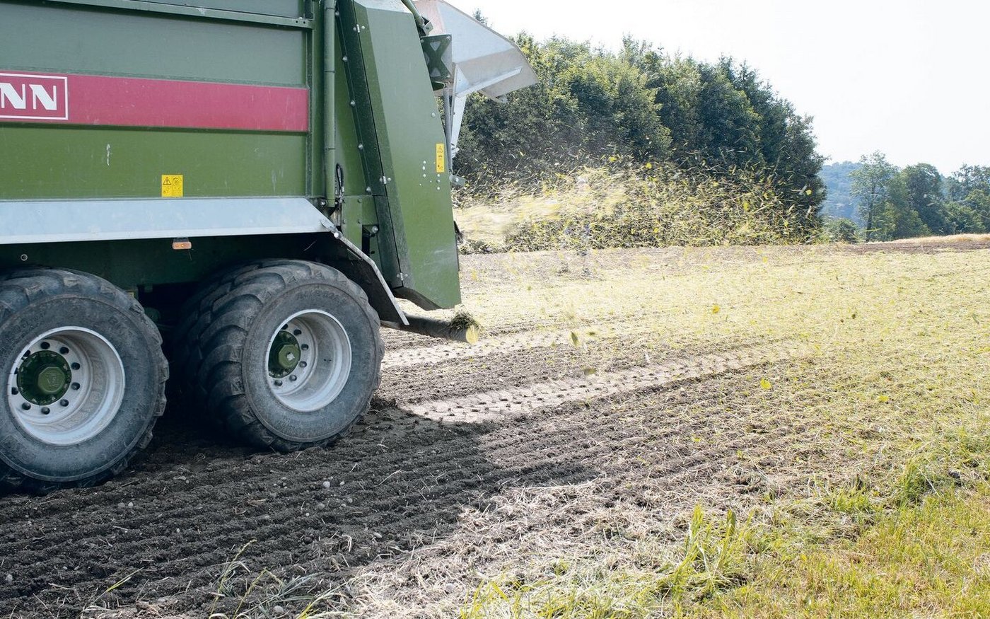 Bei der Mahdgutübertragung wird gemähtes Pflanzenmaterial von einer qualitativ hochwertigen Spenderfläche übertragen. Sie muss zwingend in der Nähe liegen und es braucht ein gut vorbereitetes Saatbett auf der Empfängerfläche.