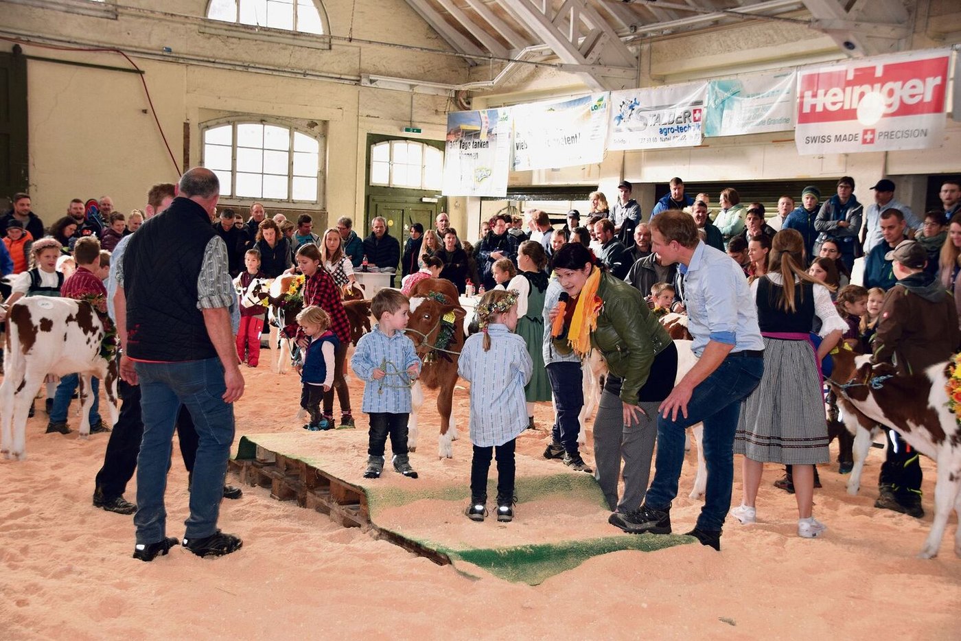 Die Nationalrätin Christine Badertscher fühlte beim Kälberwettbewerb dem Nachwuchs auf den Zahn.