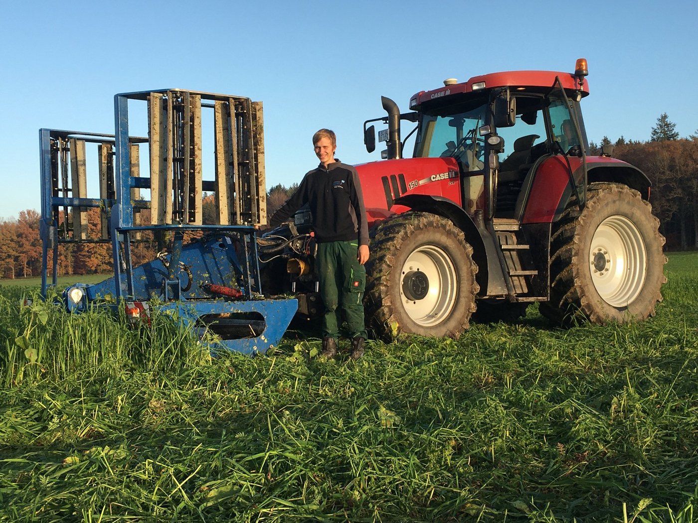 Die Messerwalze des 24-jährigen Thomas Maurer kann an den Seiten hydraulisch durch Ausklappen vergrössert werden. (Bilder Thomas Maurer)