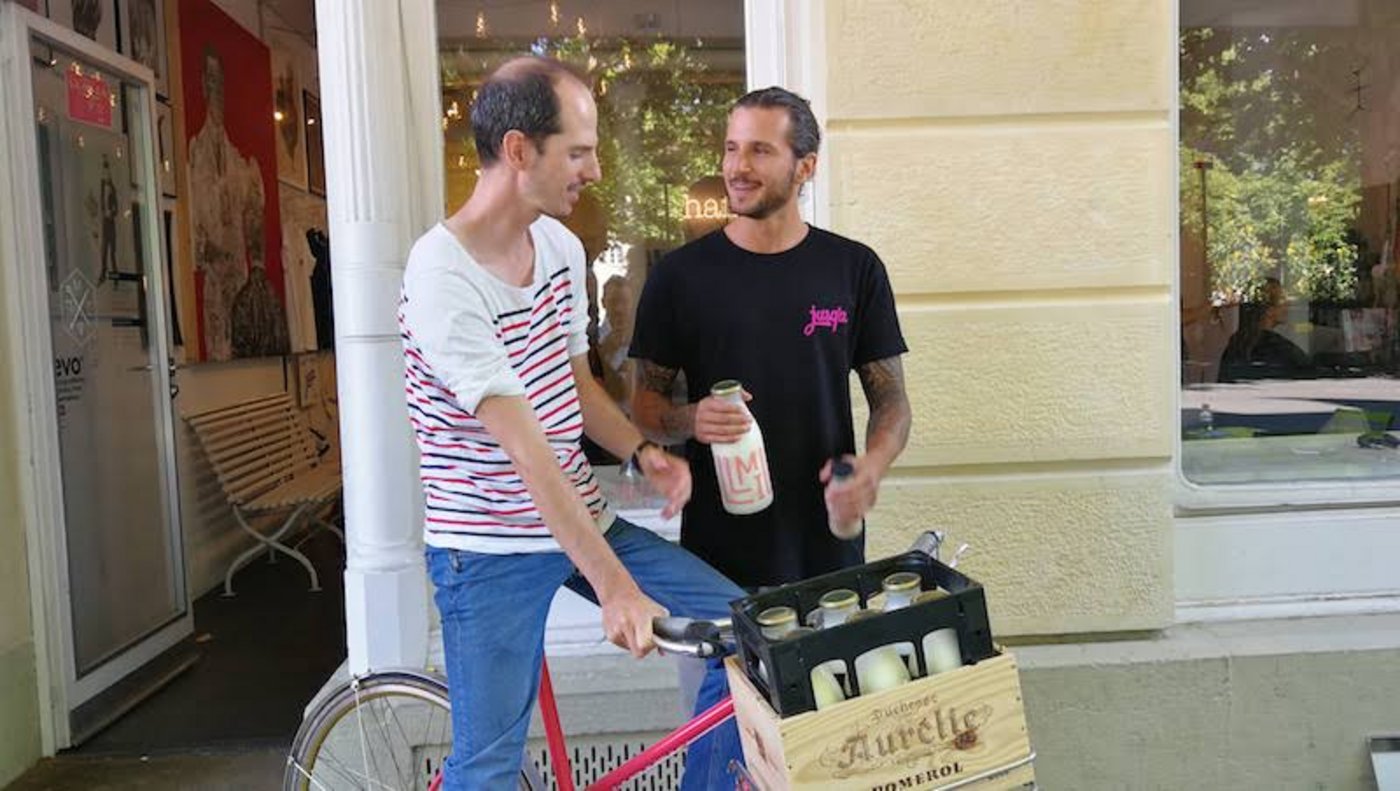 Milchmänner: Donat Berger und Dany Affolter vor dem Laden im Berner Lorraine-Quartier.