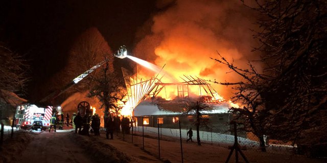 Es konnte nicht verhindert werden, dass das Bauernhaus komplett niederbrannte. (Bild Kantonspolizei Bern)