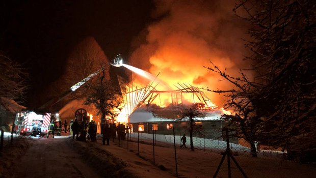 Es konnte nicht verhindert werden, dass das Bauernhaus komplett niederbrannte. (Bild Kantonspolizei Bern)