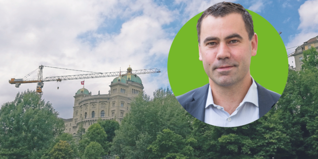 Vor dem Bundeshaus in Bern steht ein Kran