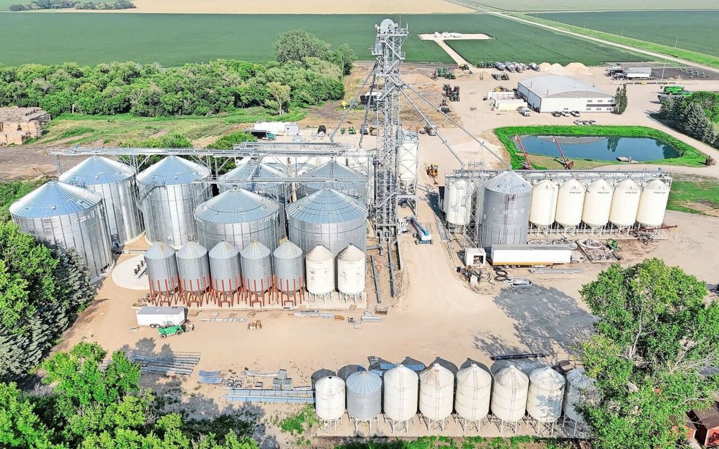 Blick aus der Vogelperspektive auf das riesige Getreidesystem mit dem Getreideturm und der Siloanlage. Auch eine neue Trocknungsanlage gehört zum Betrieb. Sie soll 80 Tonnen Getreide pro Stunde trocknen können.