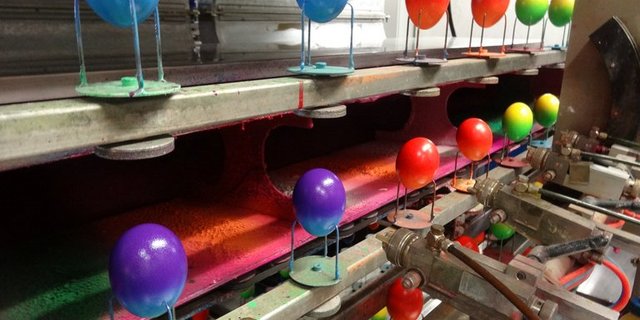Jetzt noch auf dem Förderband, bald schon wieder im Supermarkt-Regal: Ostereier. (Bild mr)