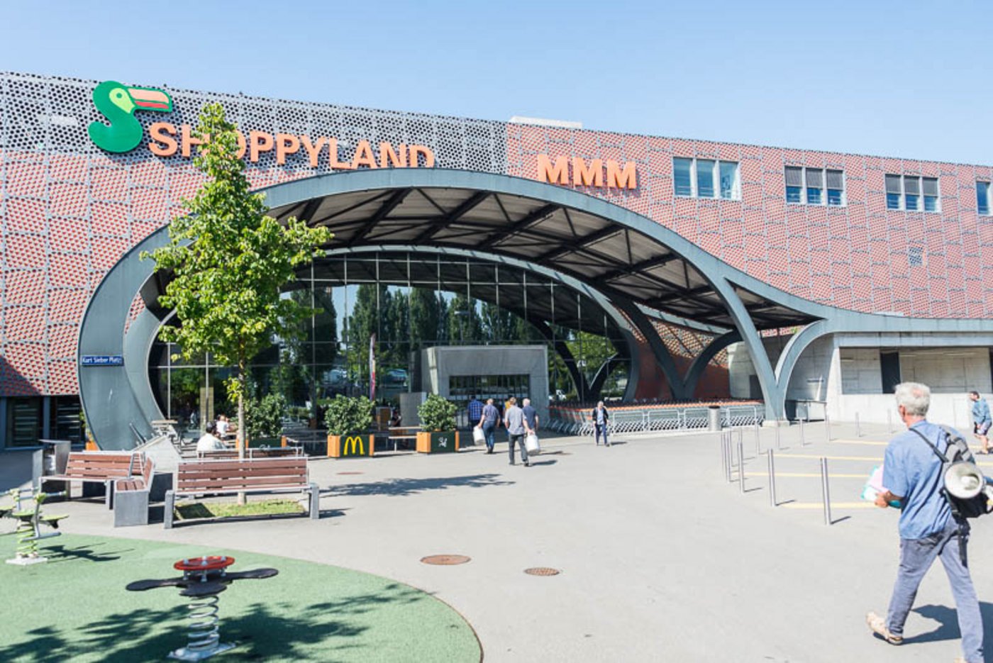 Mit Kannen vor den Eingang: Vor der Demonstration muss noch schnell das Parkticket gelöst werden...