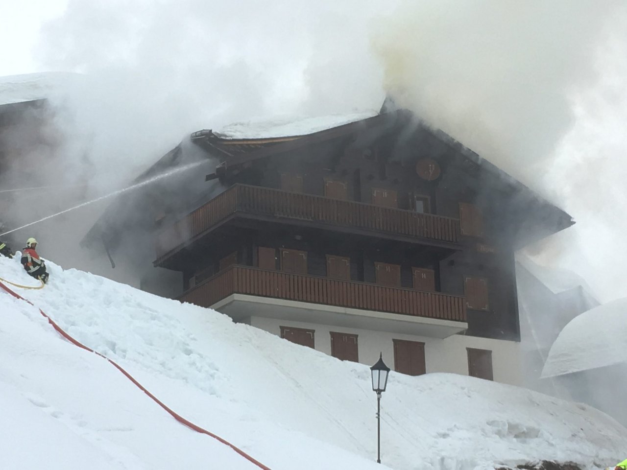 Warum das Chalet in Brand geraten ist, ist noch nicht bekannt. (Bild Kapo VS)