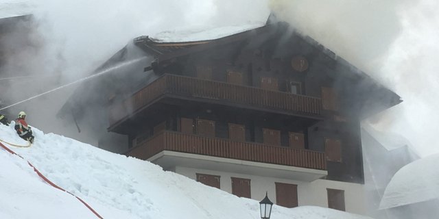 Warum das Chalet in Brand geraten ist, ist noch nicht bekannt. (Bild Kapo VS)
