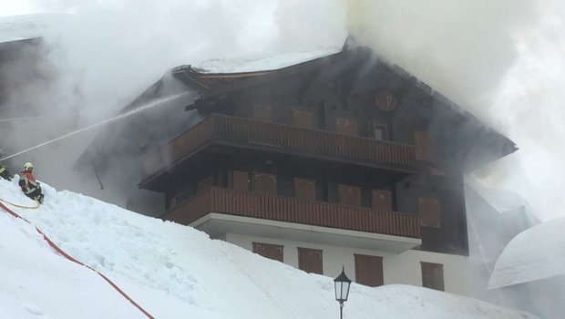 Warum das Chalet in Brand geraten ist, ist noch nicht bekannt. (Bild Kapo VS)