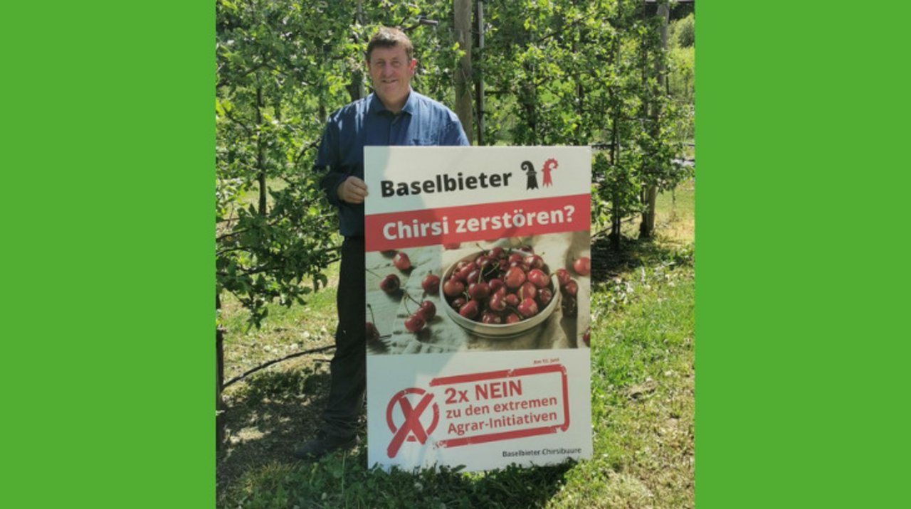 Der Baselbieter Obstverband (im Bild Produzent Ernst Lüthi aus Hölstein) wehrt sich mit eigenen Plakaten gegen die Initiativen. (Bild zVg)