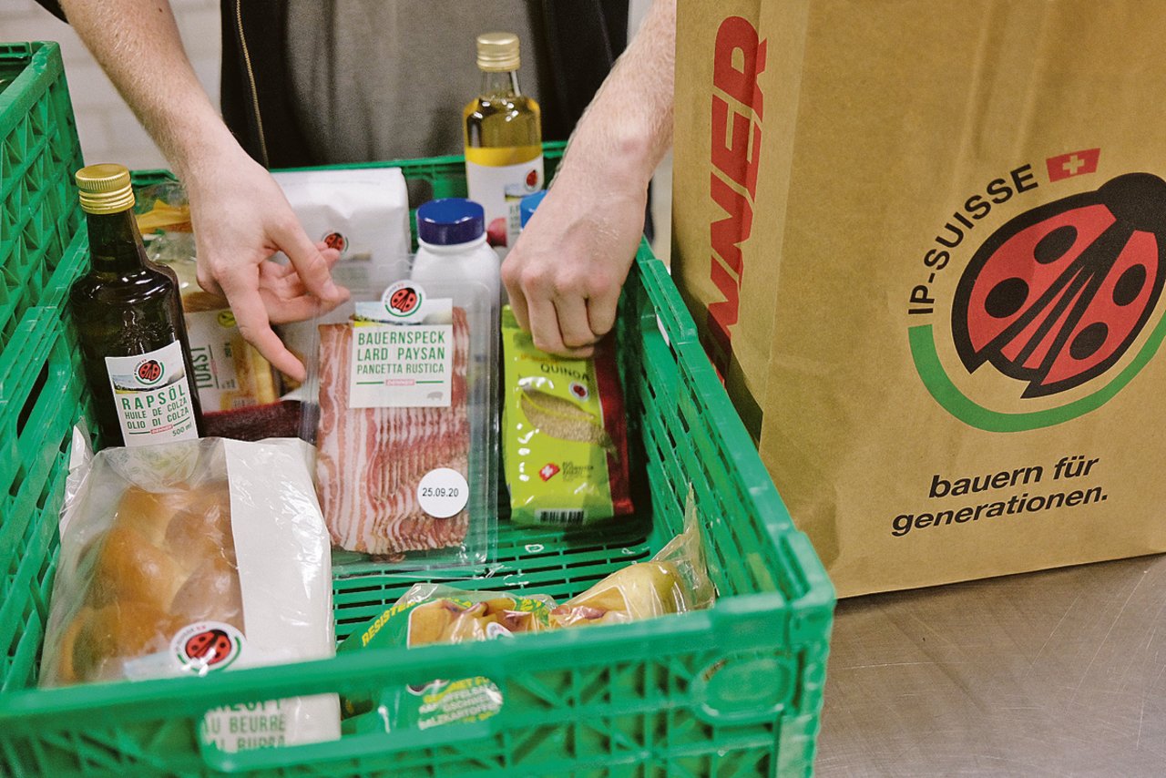 Helfer bereiten die Taschen mit IP-Lebensmitteln aus dem Denner-Sortiment vor. (Bild pd)