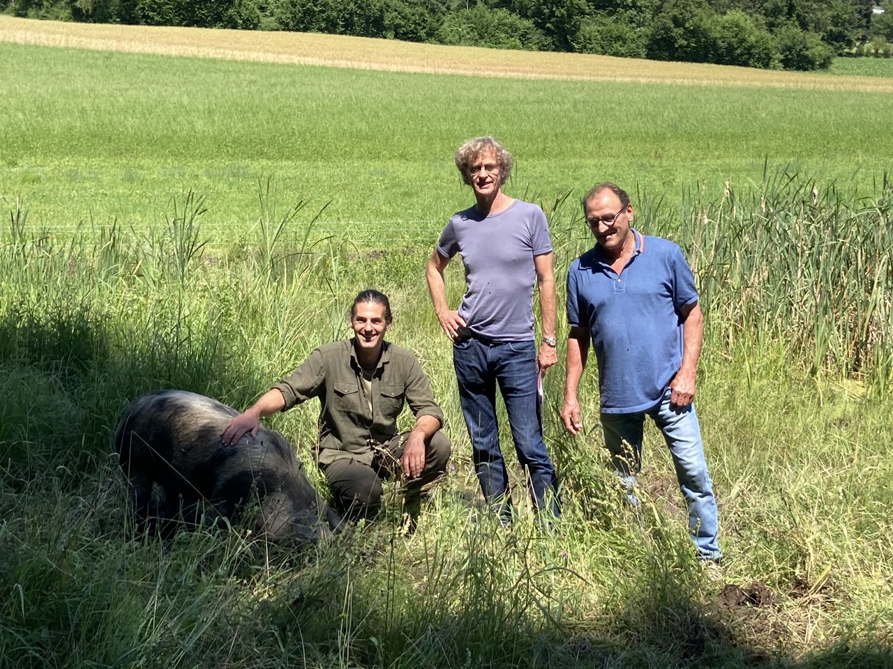Sie sind am Pilotprojekt beteiligt: Schweinebesitzer Nils Müller, Christian Wiskemann vom Naturnetz-Pfannenstiel und Landeigentümer Martin Schnorf.