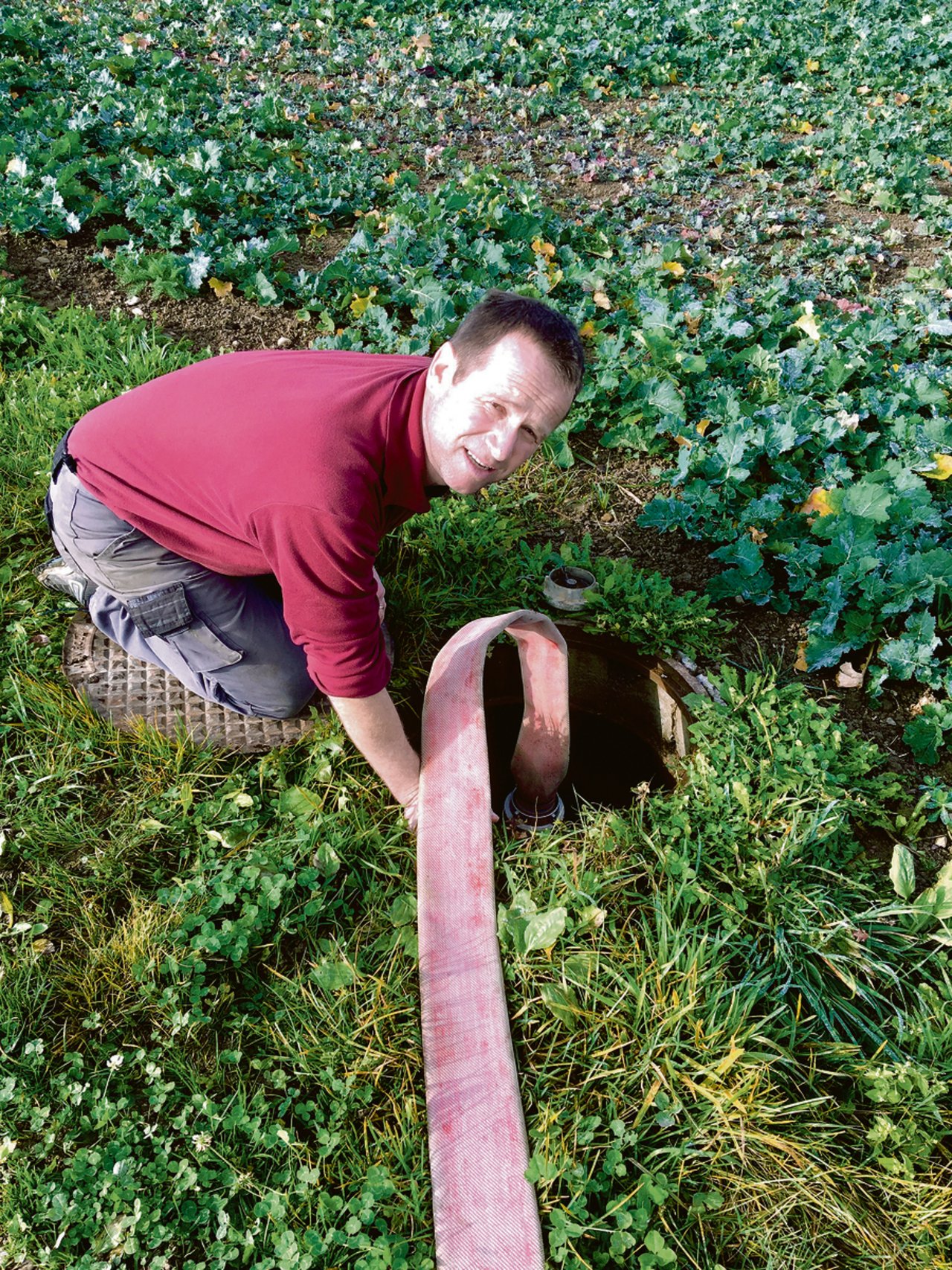 Landwirt Gabriel Schibli muss nur das Ventil am Bodenhydranten aufdrehen und dann fliesst das Wasser.(Bild Gabriel Schibli)