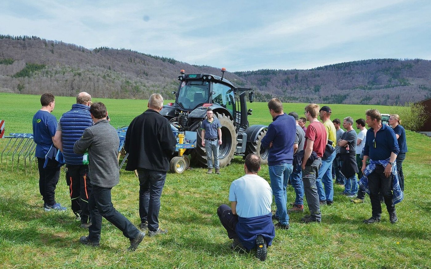 Bei der Vorführung vom Treffler-Grubber konnten sich die Besucher entspannen. Lukas Wüthrich musste keine schwierigen PSM-Themen erörtern.