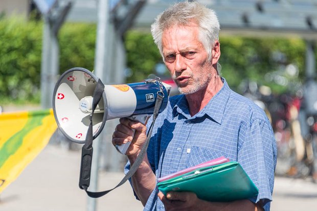 Uniterre, BBK und BZS protestieren auf dem Parkplatz im Shoppyland Schönbühl BE gegen die Milchpreis-Senkung Rudi Berli von Uniterre kritisiert die Preissenkung von 2,5 Rappen von Migros und fordert die Geschäftsleitung auf, den Entscheid rückgängig zu machen. (Bilder hja)
