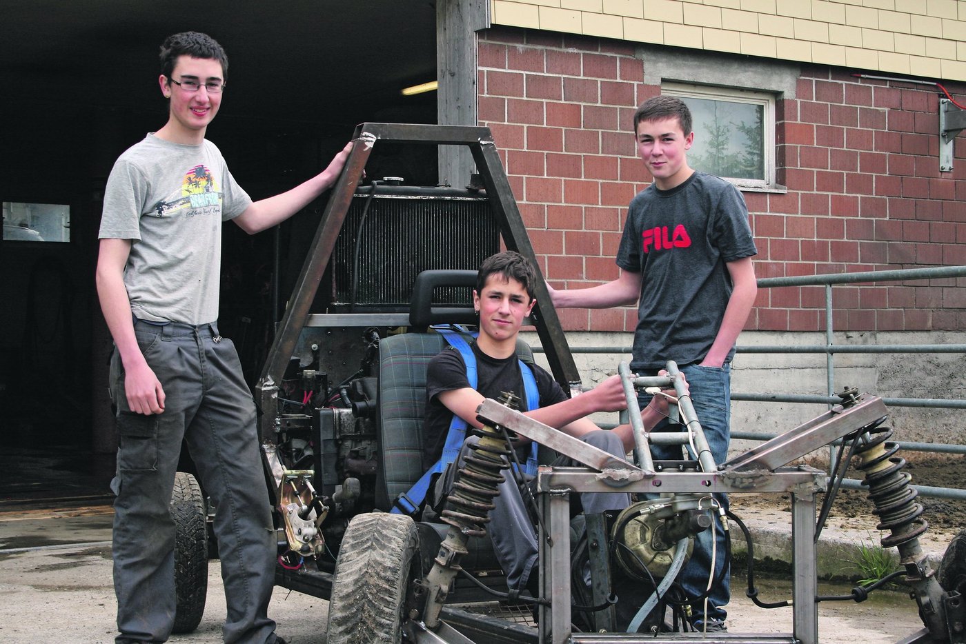 Patrik, Lukas und Thomas Mösler mit ihrem selbst gebauten Einachser (v.l.n.r). (Bild Vreni Peterer)