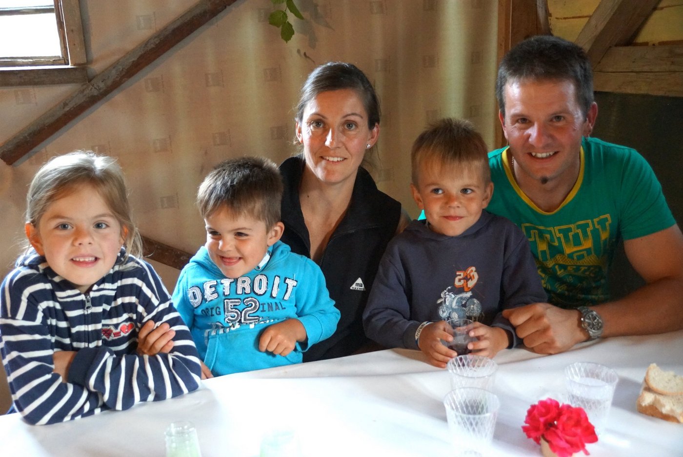 Beim diesjährigen Oberhürndlifest luden Bianca und Guido Bucher-von Mentlen mit  Jenny, Levin und Pascal ein. (Bilder Annelies Bichsel)