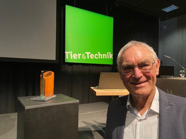 Chicorée-Pionier Ewin Gamper holt den Agro-Star Suisse Erwin Gamper, Agro-Star Suisse 2020 mit seiner Trophäe. (Bild akr)