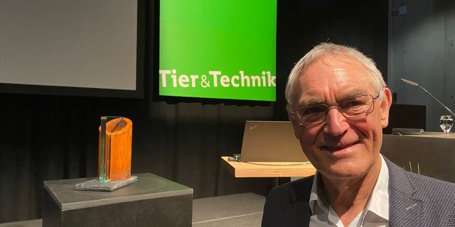 Erwin Gamper, Agro-Star Suisse 2020 mit seiner Trophäe. (Bild akr)