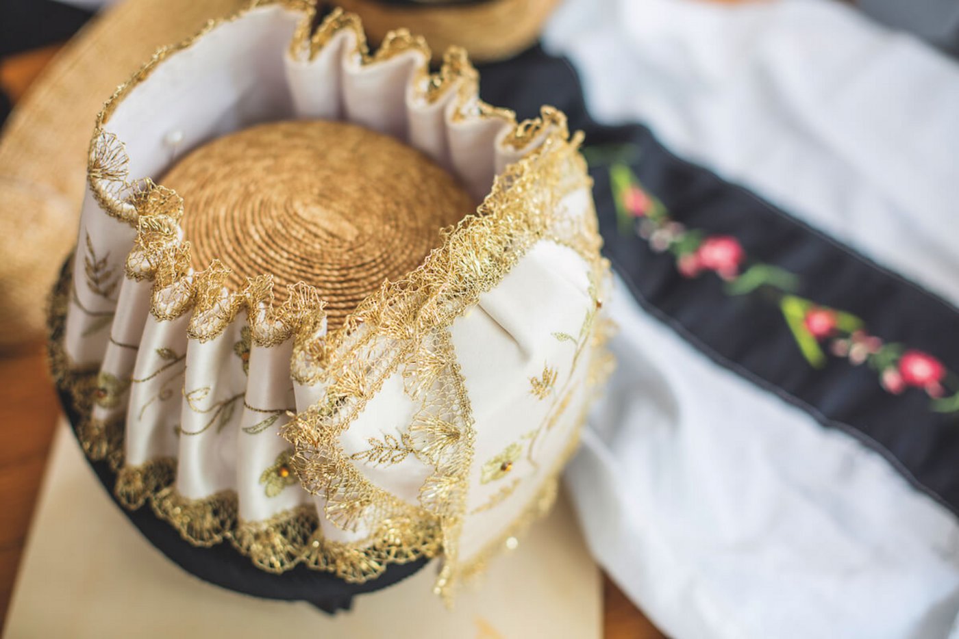 Alles Handarbeit: Ein neuer Walliser Trachtenhut.  (Foto: Pia Neuenschwander)