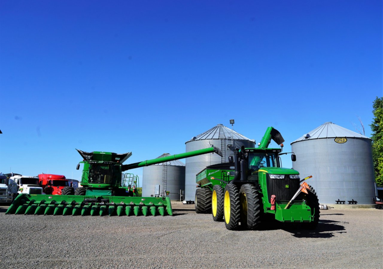 Deere-Maschinen auf einer 5000-Hektar Mais- und Soja-Farm in Franklin, Minnesota. (Bild lid)