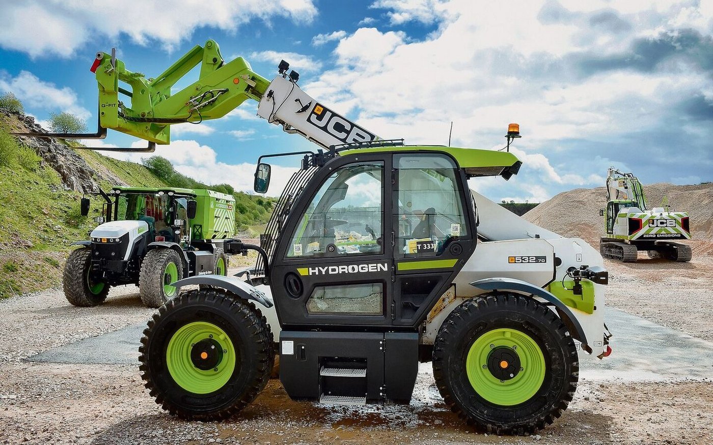 Bereits seit einiger Zeit testet JCB die Nutzung von Wasserstoff. Anstatt auf Brennstoffzellen setzt man auf einen klimaneutralen Verbrennungsmotor wie hier in einem Prototyp eines Teleskopladers. Betankt wird mittels Tankfahrzeugen (links im Bild).