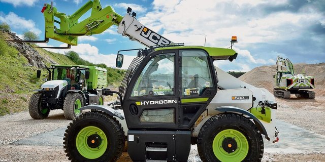 Bereits seit einiger Zeit testet JCB die Nutzung von Wasserstoff. Anstatt auf Brennstoffzellen setzt man auf einen klimaneutralen Verbrennungsmotor wie hier in einem Prototyp eines Teleskopladers. Betankt wird mittels Tankfahrzeugen (links im Bild).