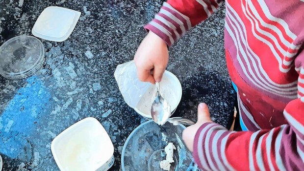 «Ich kann das selbst «Ich kann das selbst.» Im Haushalt mithelfen zu dürfen, fördert das Selbstbewusstsein von Kindern.
