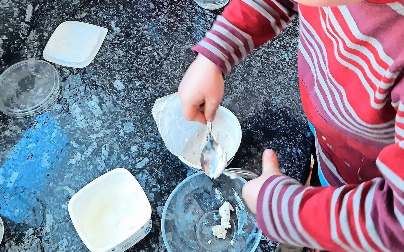 «Ich kann das selbst.» Im Haushalt mithelfen zu dürfen, fördert das Selbstbewusstsein von Kindern.