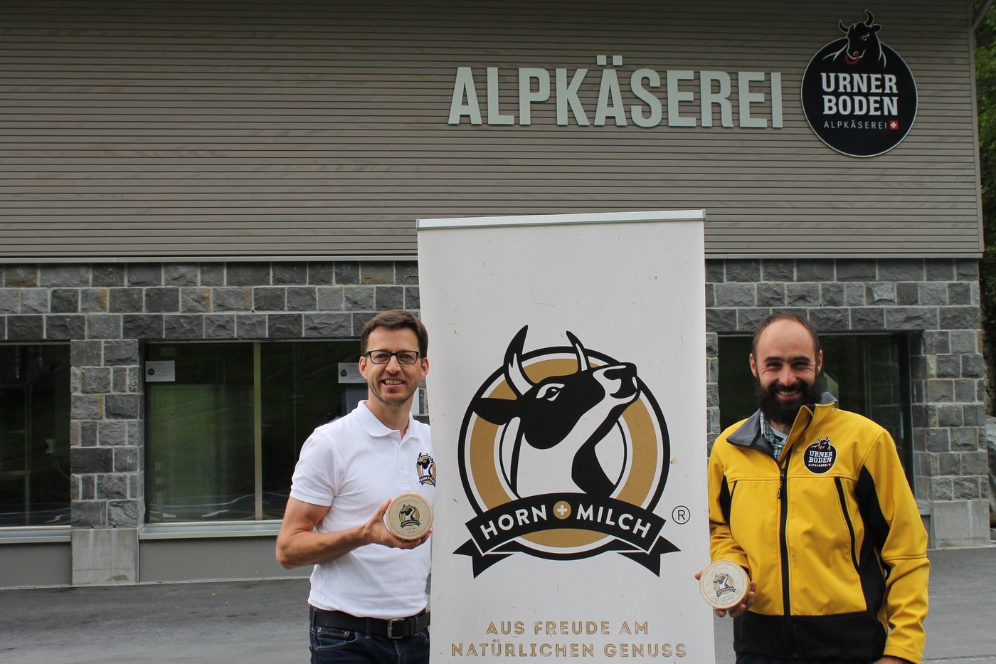 Initiant Reto Buchli (l.) und Marketingchef Franz Gamma sind zufrieden mit ihrem Hornmilch-Mutschli. (Bild Robi Kuster)