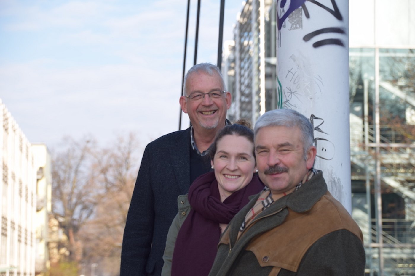 Setzen sich für Bauernfamilien in Not ein (v. vorne n. hinten): Andri Kober, neuer Präsident Bäuerliches Sorgentelefon,  Patrizia Schwegler, Geschäftsführerin und Lukas Schwyn, ehemaliger Präsident. (Bild Esther Thalmann)