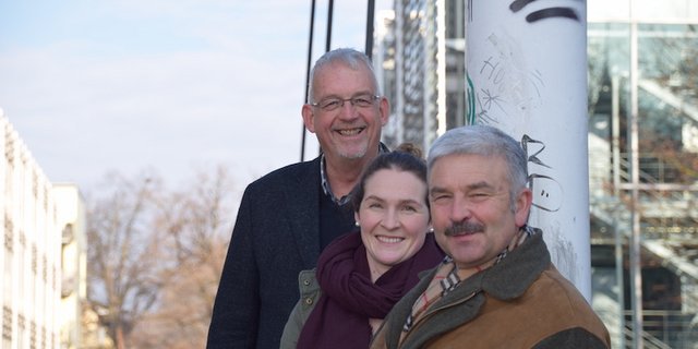 Setzen sich für Bauernfamilien in Not ein (v. vorne n. hinten): Andri Kober, neuer Präsident Bäuerliches Sorgentelefon,  Patrizia Schwegler, Geschäftsführerin und Lukas Schwyn, ehemaliger Präsident. (Bild Esther Thalmann)