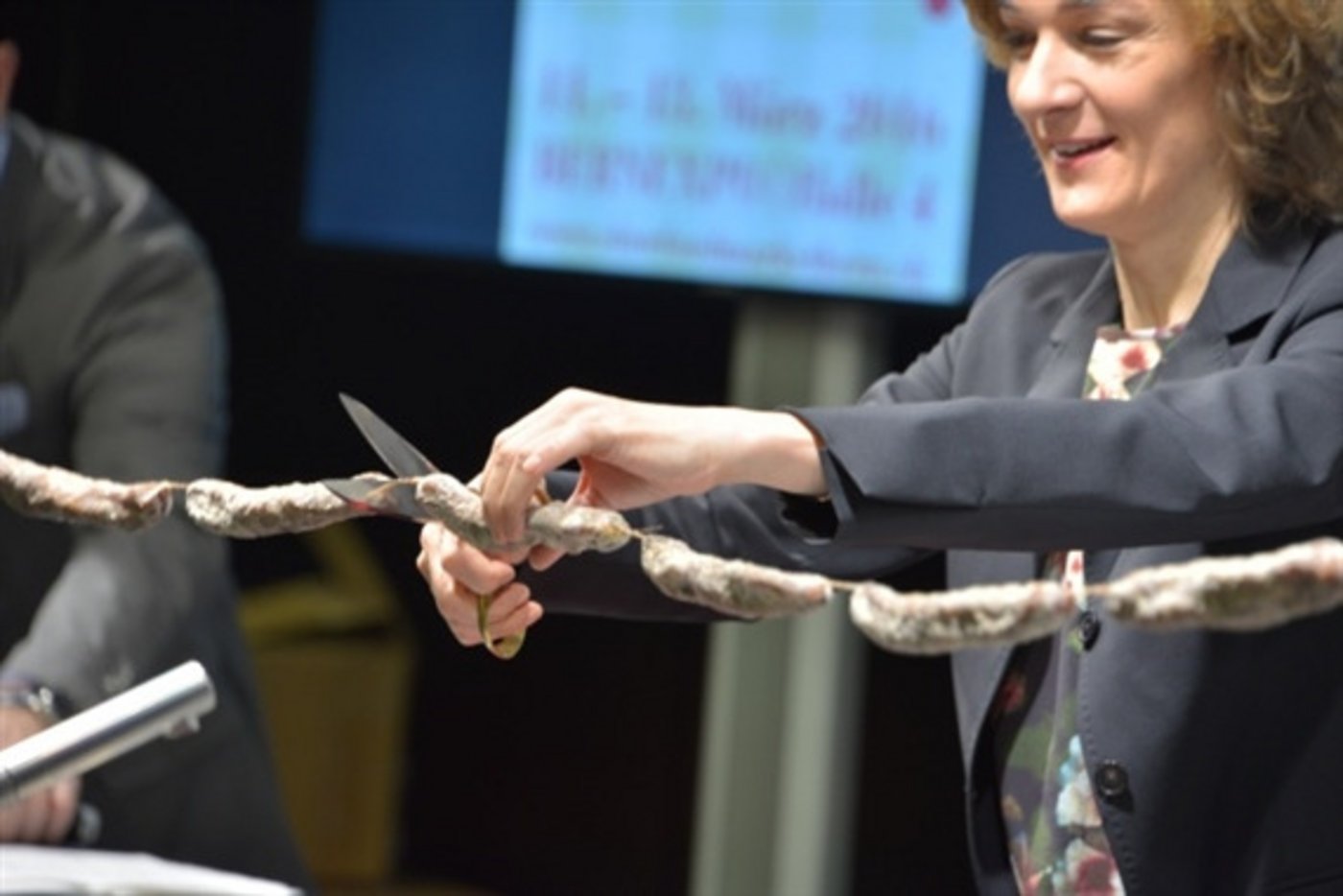 Die Stadtberner Gemeinderätin Ursula Wyss eröffnet den ersten Slow Food Market in Bern. (Bild hja)