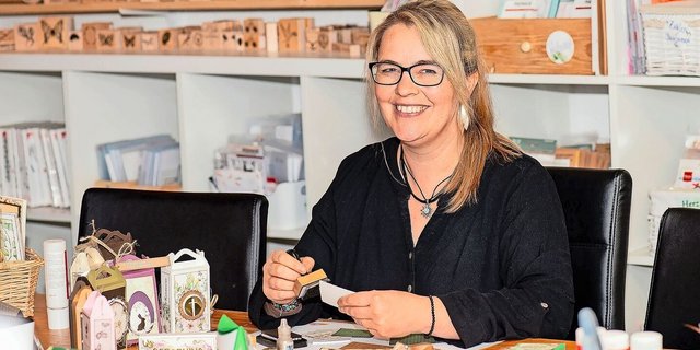 Die Kartenmacherin Rahel Betschart in ihrem Element. Die grosse Auswahl an Papieren, Stempeln und vielem mehr ergeben eine riesige Palette an Möglichkeiten für verschiedene Karten und Verpackungen.