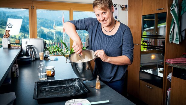 Astrid Murpf bäckt sehr gerne. Als junge Frau arbeitete sie in einer Bäckerei mit Laden. (Bilder SRF/Ueli Christoffel)