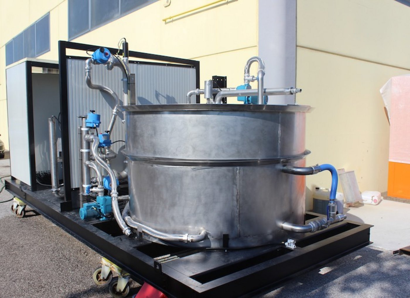 Die mobile Anlage kann 2500 Liter Gülle pro Stunde verarbeiten, der Tank fasst bis zu 5000 Liter.