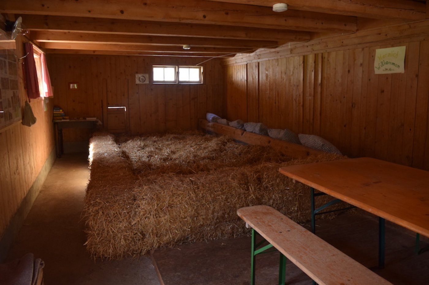 Raum 2: Die Futterkrippe im alten Anbindestall dient heute als Ablagefläche. (Bild sgi)