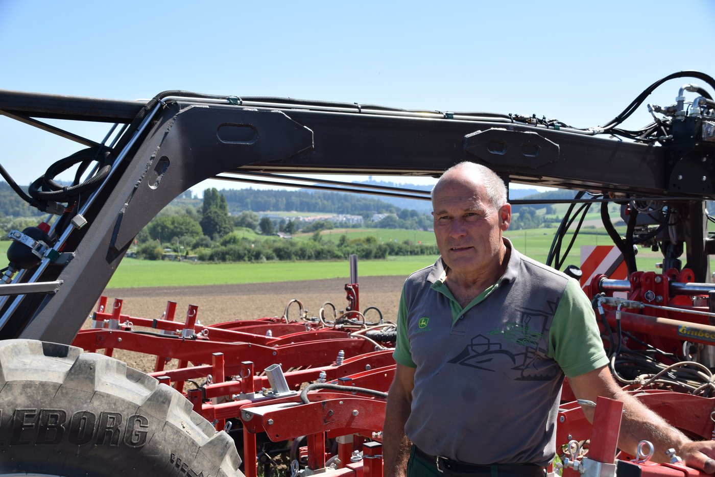 Ruedi Emch vor dem Eigenbau beim Agrar-Service Schneeberger&Berger in Oberbottigen in Bern. (Bild BauernZeitung/Sera J. Hostettler)