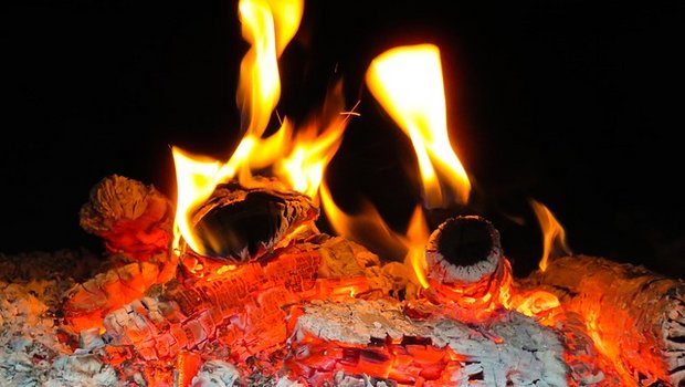 Ein warmes Feuer im Schwedenofen oder Cheminée verbreitet Behaglichkeit, eventuell aber auch eine beachtliche Menge Feinstaub. (Bild Pixabay)