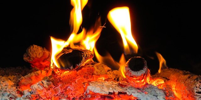 Ein warmes Feuer im Schwedenofen oder Cheminée verbreitet Behaglichkeit, eventuell aber auch eine beachtliche Menge Feinstaub. (Bild Pixabay)