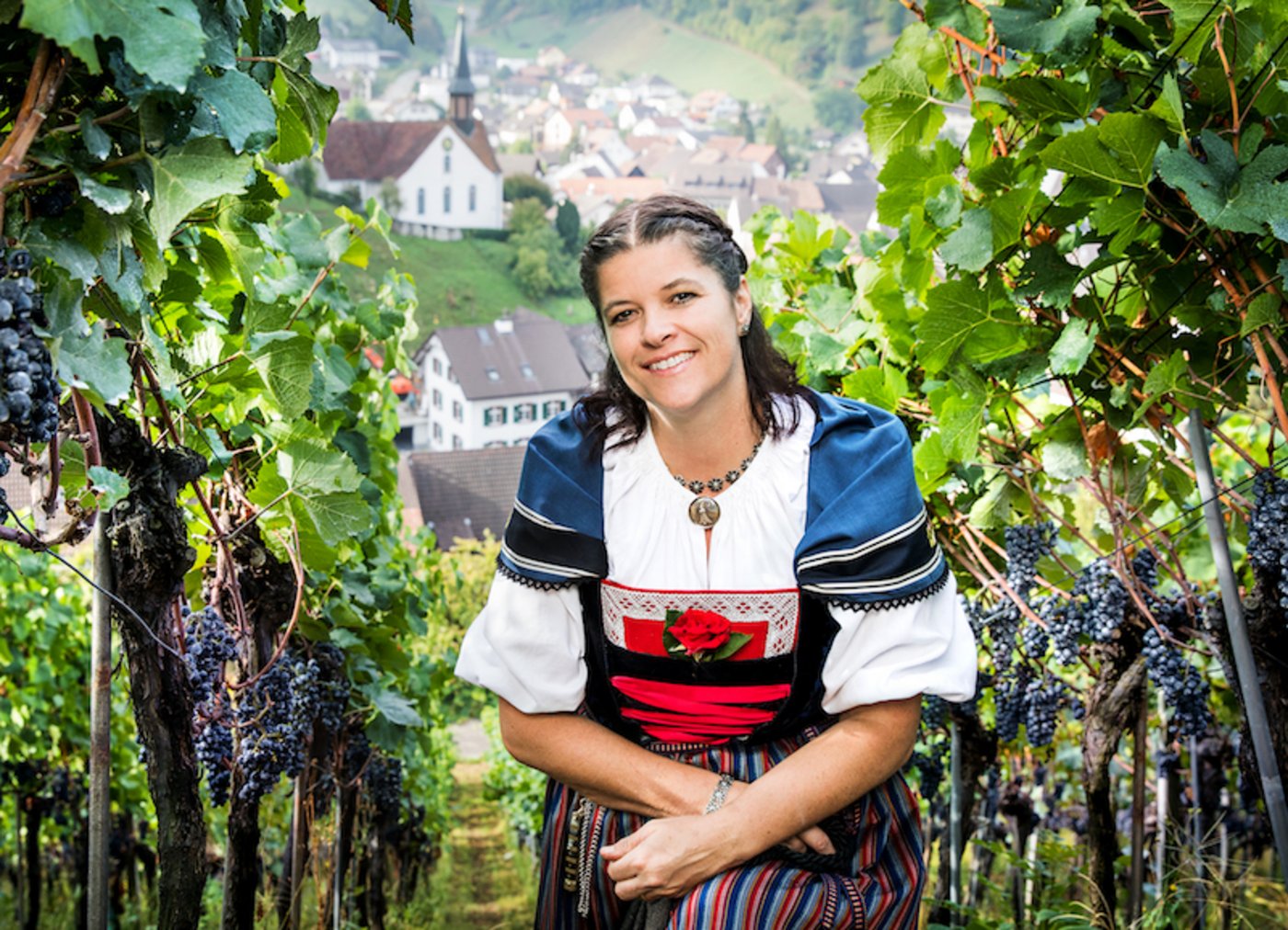 Zum Betrieb der Bäuerin gehören auch Reben.