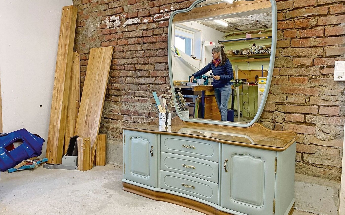 Im Erdgeschoss des Bauernhauses hat sich Jasmin Rupp eine Werkstatt eingerichtet.