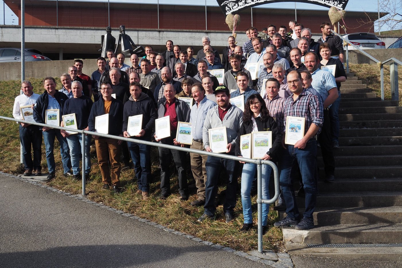 Haben kaum Platz auf dem Bild: Sie alle sind Besitzer einer 100 000-er Kuh und wurden an der Delegiertenversammlung des St. Galler Braunviehzuchtverband geehrt. (Bilder Christian Weber).