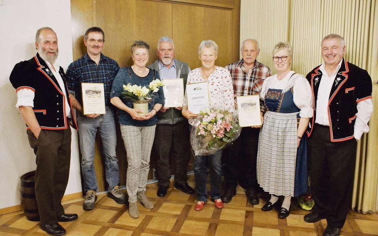 Ehrungen für Peter Wüthrich, Andreas Fahrni, Monika und Gabriel Wey-Kurmann, Heidi Häfliger, Hans Vogel, Bethli Portmann und Pius Schmid (v. l. n. r.).