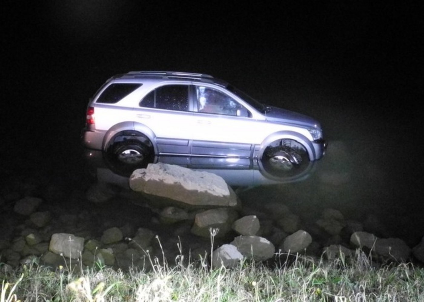 Das Auto landete im knöcheltiefen Wasser des Sihlsees. (Bild Kapo SZ)