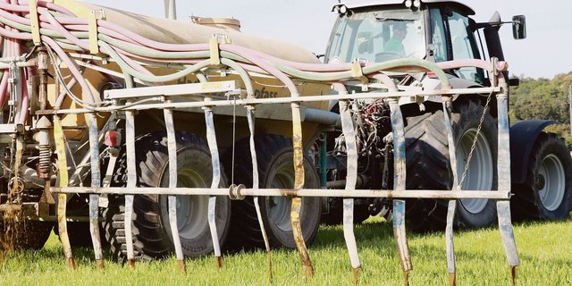 Mehr Schlagkraft, weniger Emissionen, mehr Sicherheit: In den vergangenen Jahren haben Schweizer Landwirte viel in die Gülletechnik investiert. 