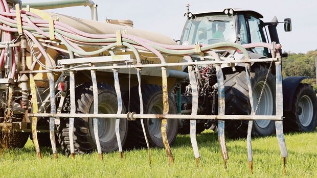 Mehr Schlagkraft, weniger Emissionen, mehr Sicherheit: In den vergangenen Jahren haben Schweizer Landwirte viel in die Gülletechnik investiert. 