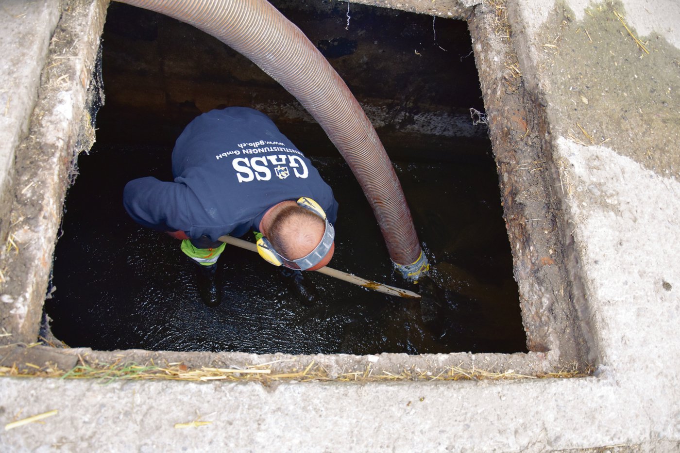 Im Gülleloch muss mindestens eine Person das Saugrohr führen und den Schlamm zustossen.